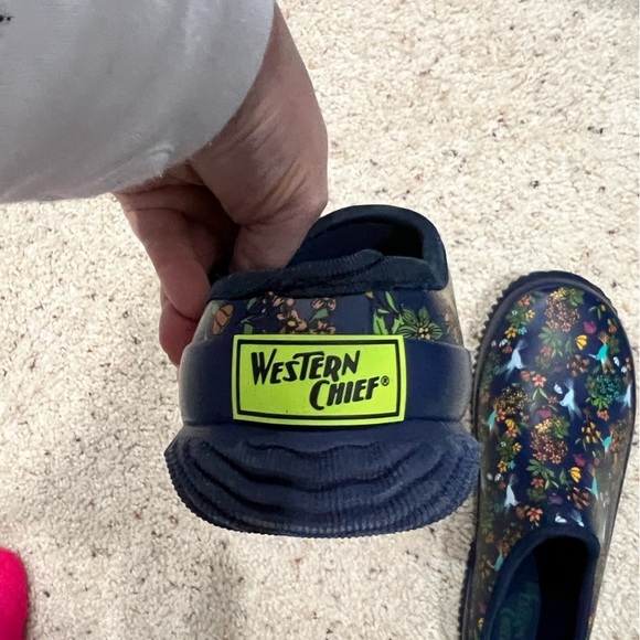 Western Chief blue‎ floral women’s shoes clogs rubber boots 8, hummingbird navy - Picture 3 of 6